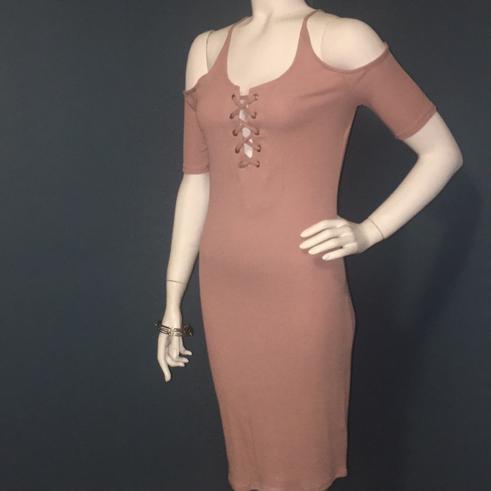 🎁Women’s cold shoulder dress. NWT ❤️
